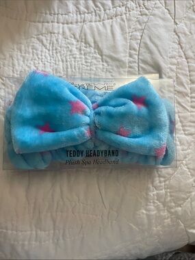 the Crème Plush Teddy Headband - Blue with Pink Stars